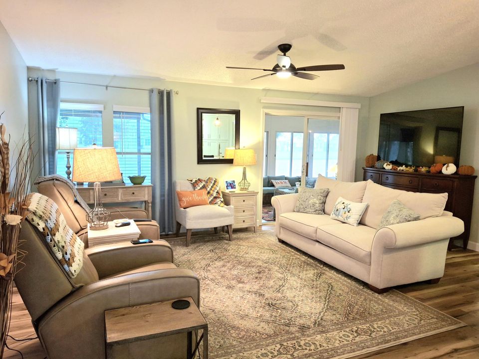 合同活跃: $199,900 (2 贝兹, 2 浴室, 1200 平方英尺)