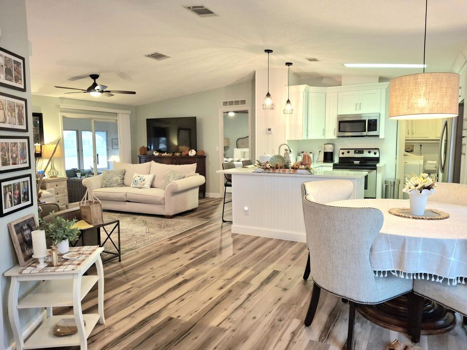 合同活跃: $199,900 (2 贝兹, 2 浴室, 1200 平方英尺)