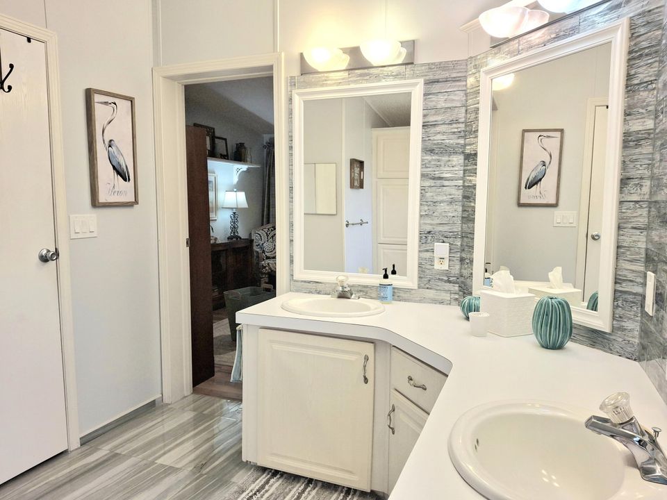 合同活跃: $199,900 (2 贝兹, 2 浴室, 1200 平方英尺)