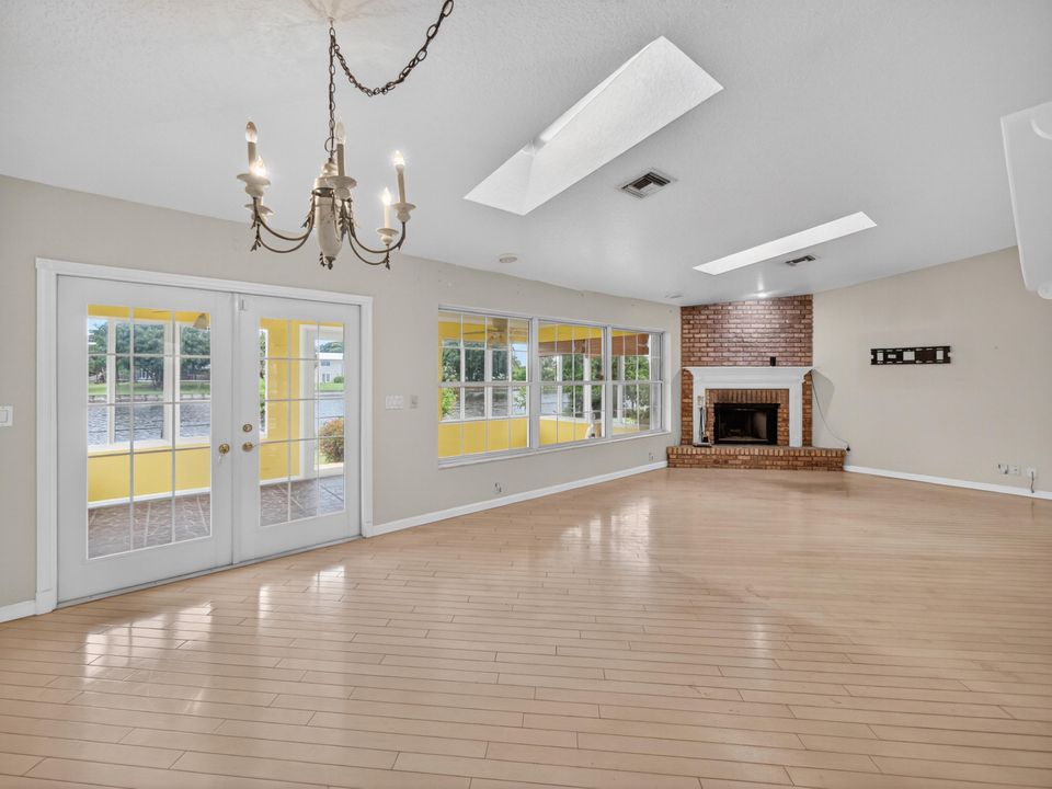 Activo con contrato: $995,599 (3 camas, 2 baños, 2292 Pies cuadrados)