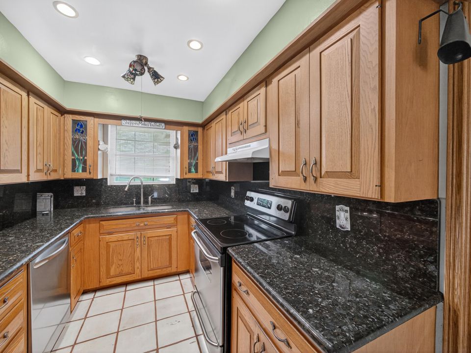 Activo con contrato: $995,599 (3 camas, 2 baños, 2292 Pies cuadrados)