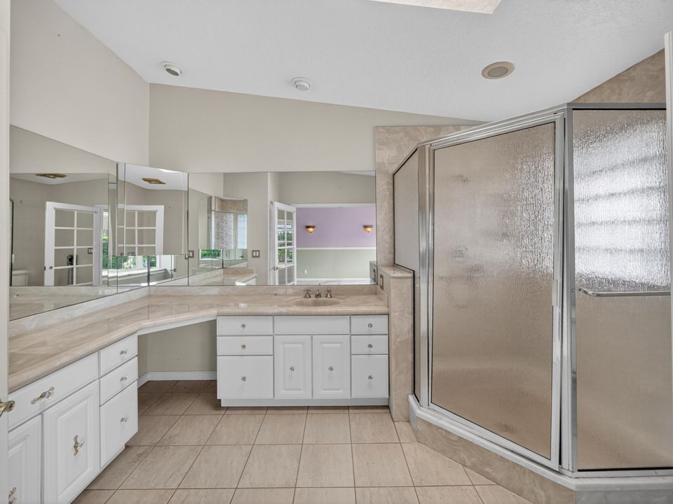 Activo con contrato: $995,599 (3 camas, 2 baños, 2292 Pies cuadrados)