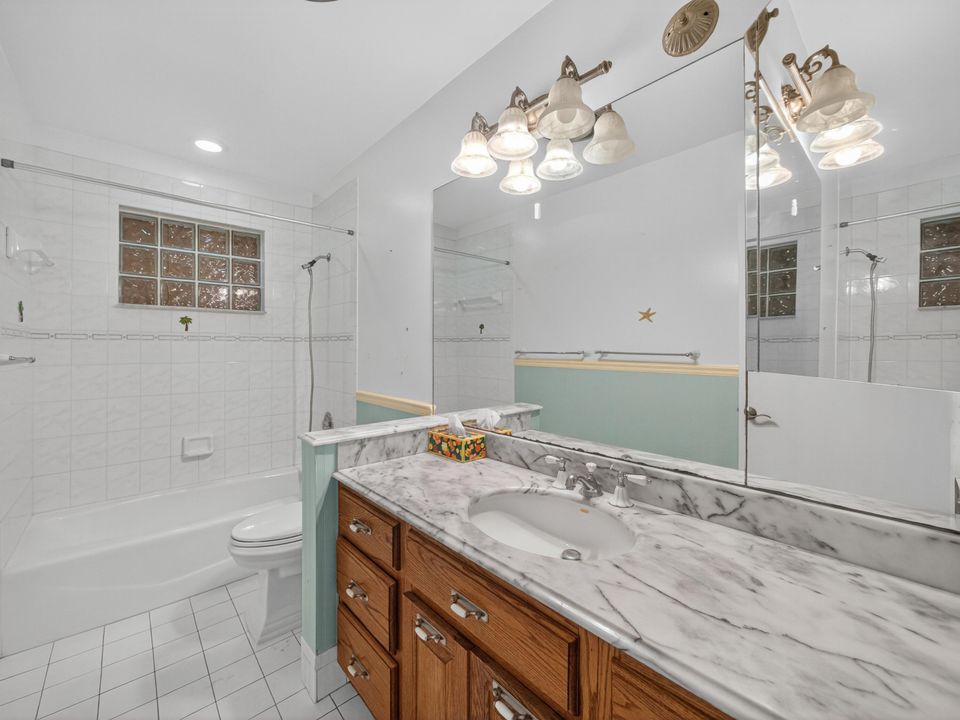 Activo con contrato: $995,599 (3 camas, 2 baños, 2292 Pies cuadrados)