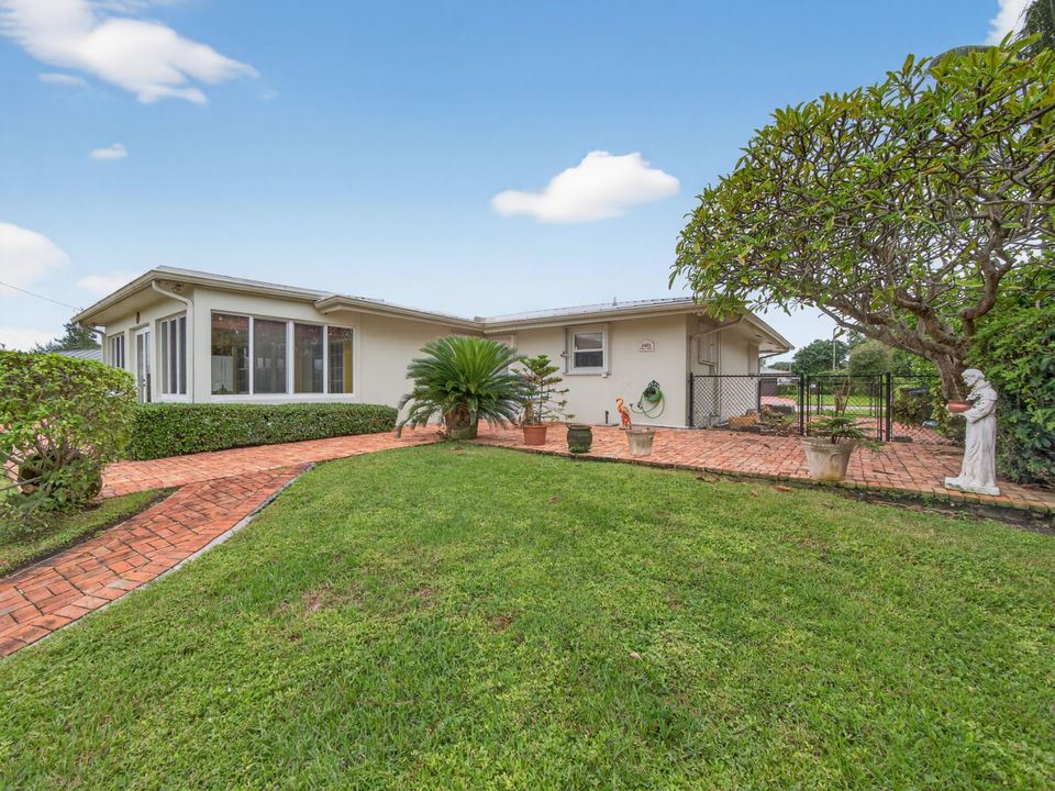 Activo con contrato: $995,599 (3 camas, 2 baños, 2292 Pies cuadrados)