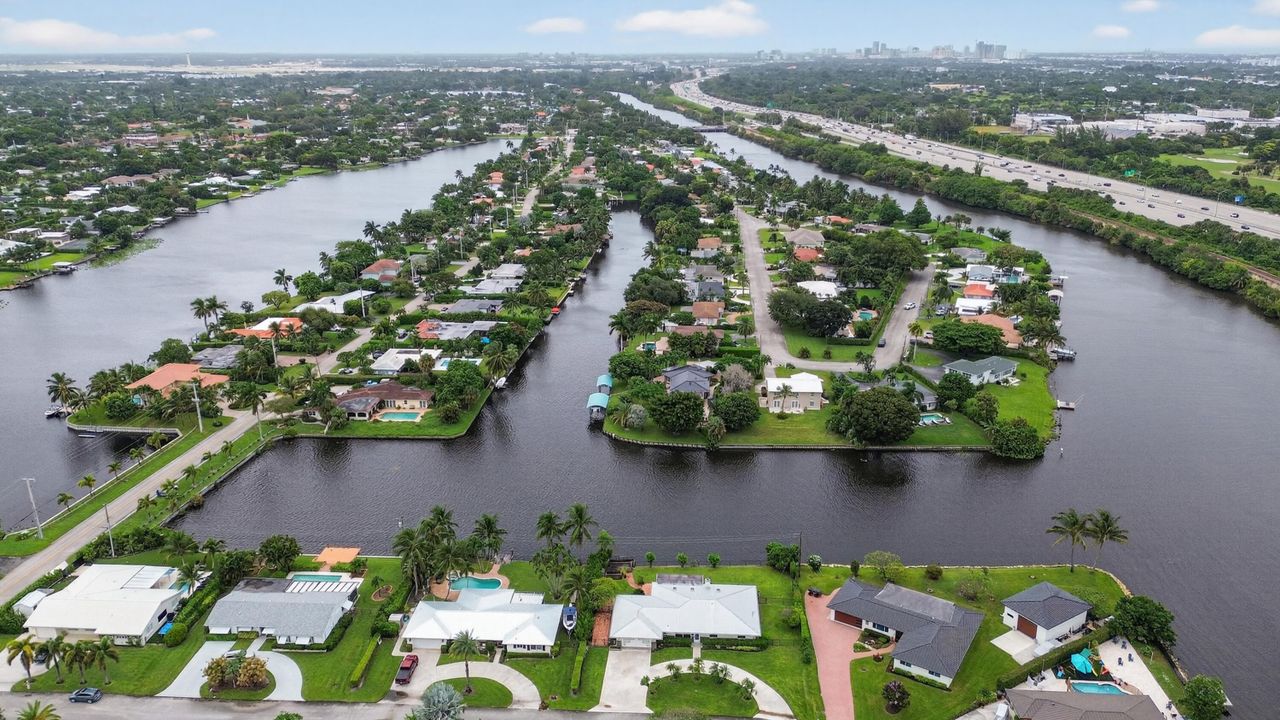 Activo con contrato: $995,599 (3 camas, 2 baños, 2292 Pies cuadrados)