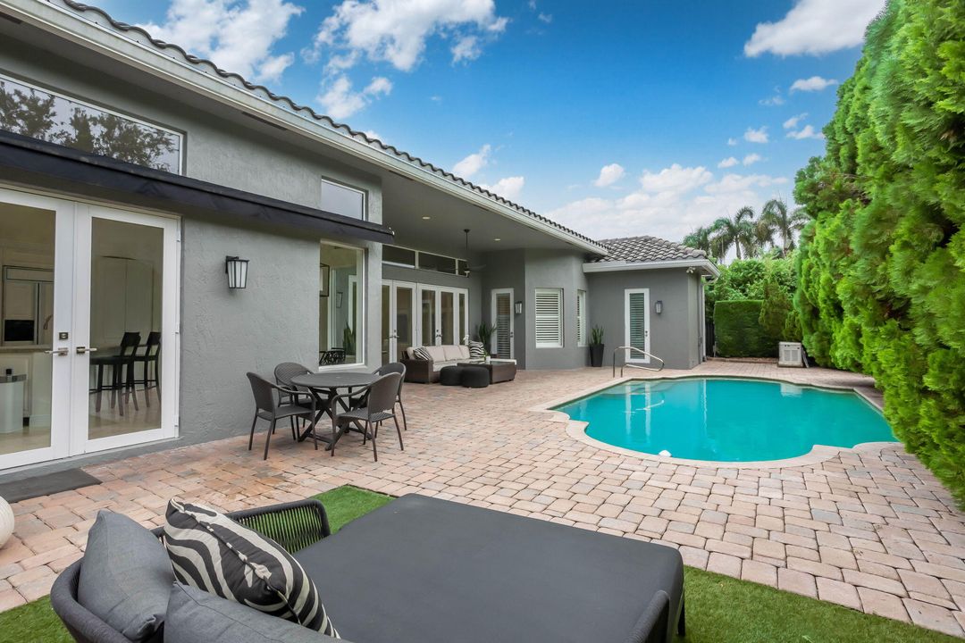 Под контрактом: $1,475,000 (3 спален, 4 ванн, 3083 Квадратных фут)