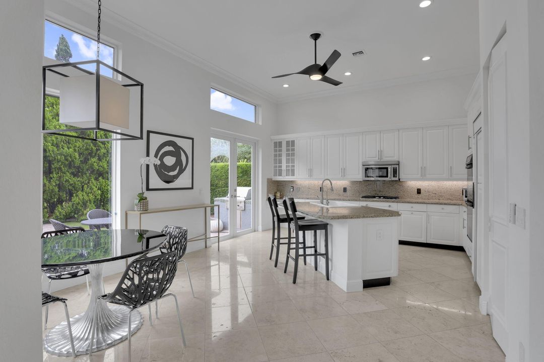 Под контрактом: $1,475,000 (3 спален, 4 ванн, 3083 Квадратных фут)