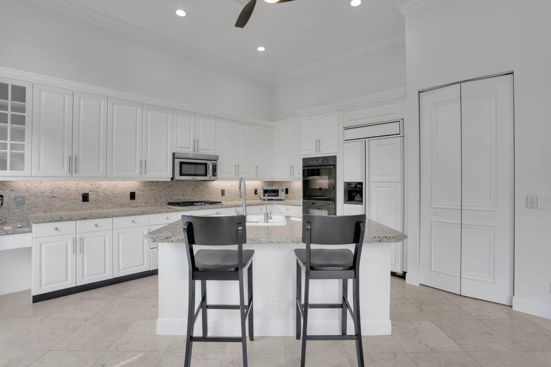 Под контрактом: $1,475,000 (3 спален, 4 ванн, 3083 Квадратных фут)