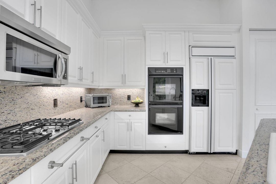 Под контрактом: $1,475,000 (3 спален, 4 ванн, 3083 Квадратных фут)