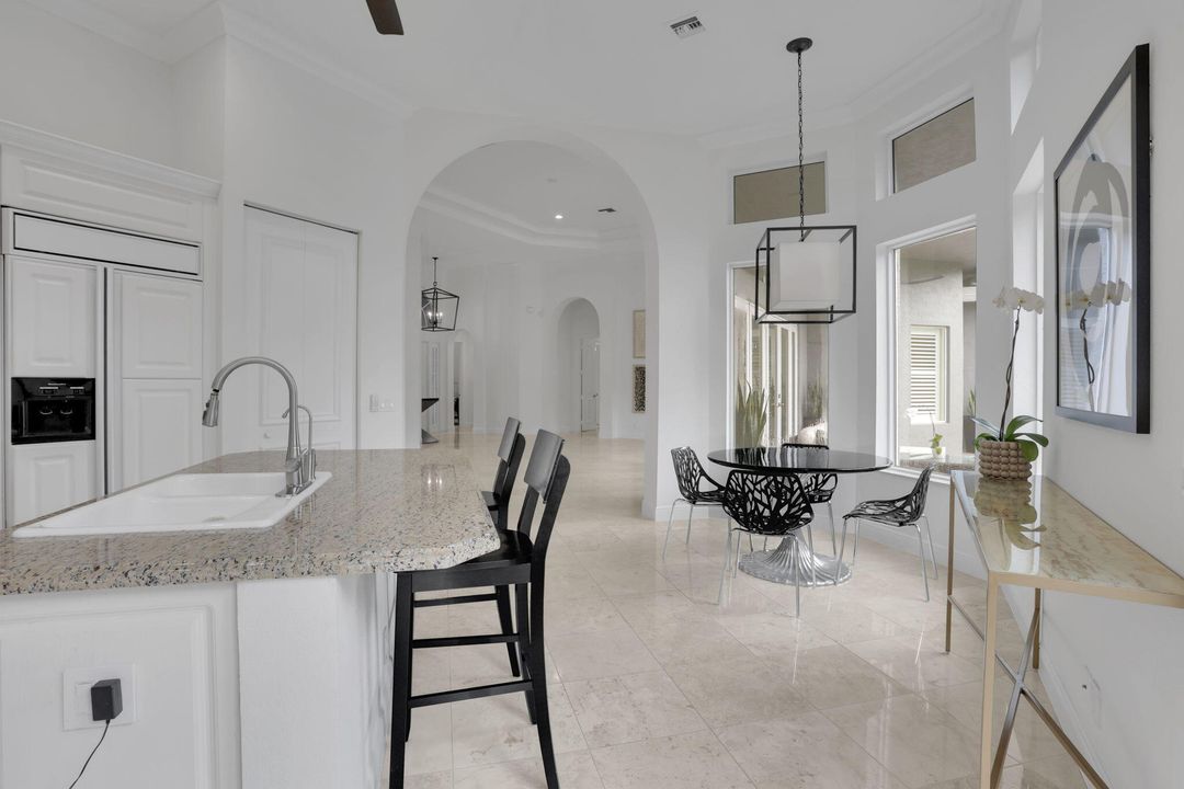 Под контрактом: $1,475,000 (3 спален, 4 ванн, 3083 Квадратных фут)