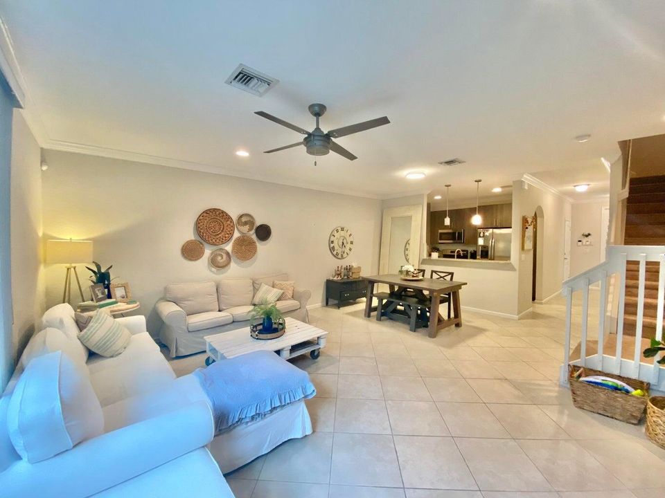 Под контрактом: $2,600 (3 спален, 2 ванн, 1622 Квадратных фут)