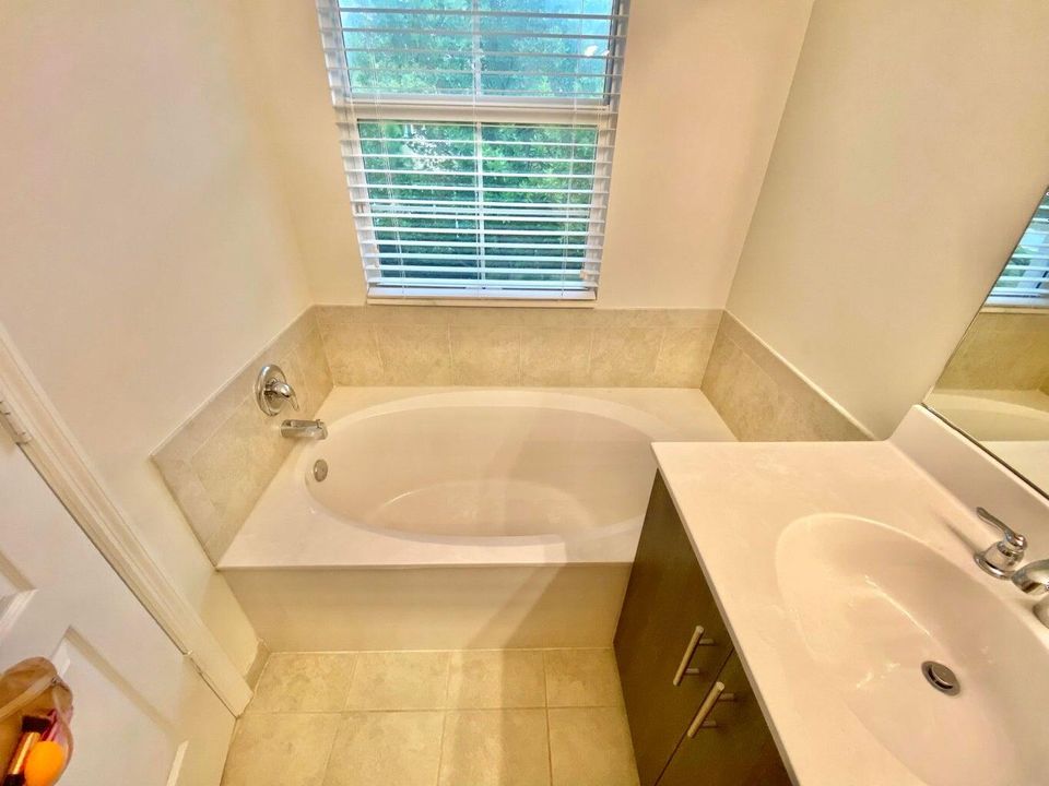 Под контрактом: $2,600 (3 спален, 2 ванн, 1622 Квадратных фут)