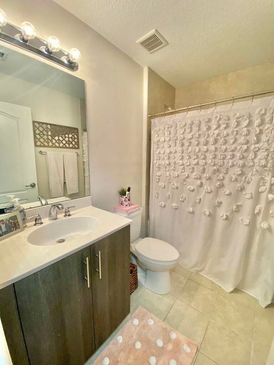 Под контрактом: $2,600 (3 спален, 2 ванн, 1622 Квадратных фут)