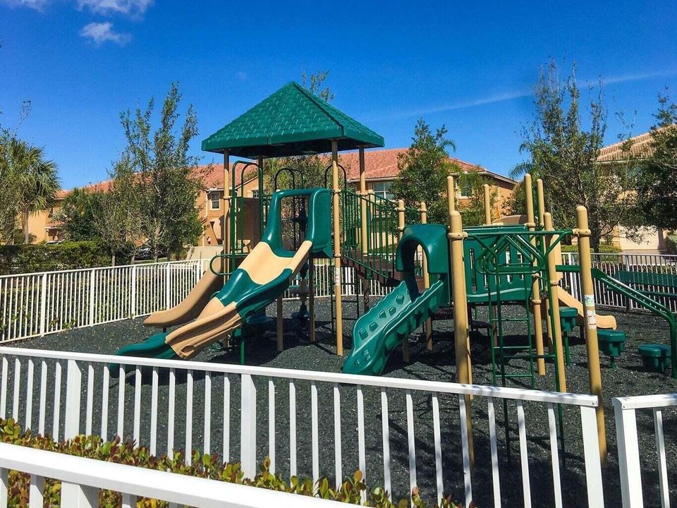 Под контрактом: $2,600 (3 спален, 2 ванн, 1622 Квадратных фут)