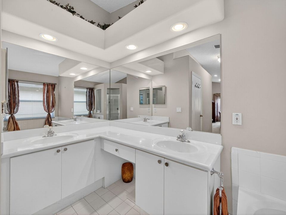 Active With Contract: $539,999 (3 beds, 2 baths, 1860 Square Feet)