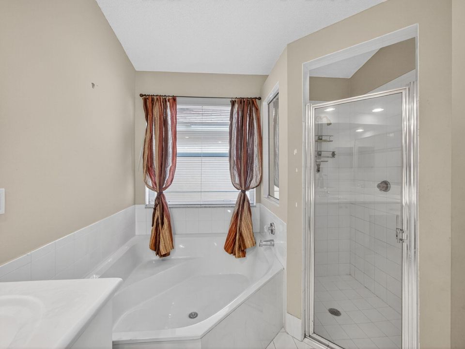 Active With Contract: $539,999 (3 beds, 2 baths, 1860 Square Feet)