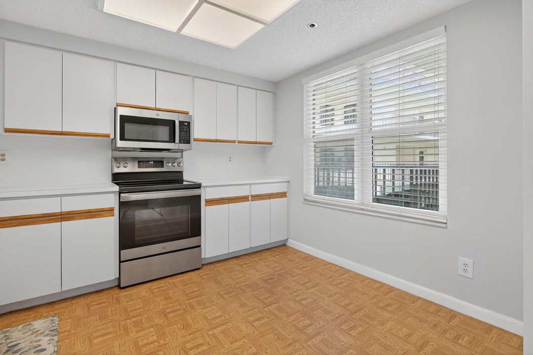 待售: $349,900 (2 贝兹, 2 浴室, 1213 平方英尺)