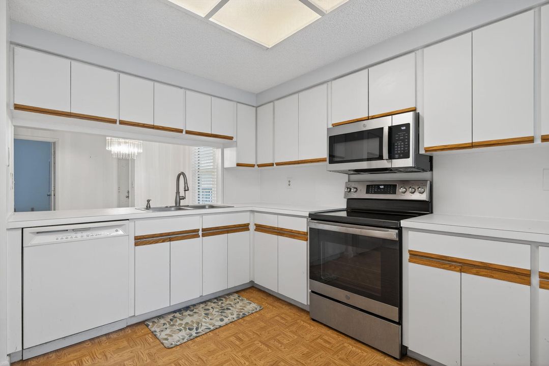 待售: $349,900 (2 贝兹, 2 浴室, 1213 平方英尺)