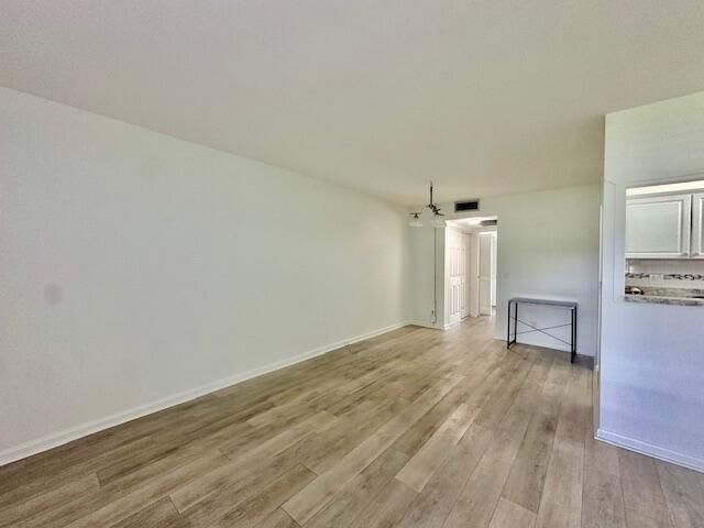 Active With Contract: $1,450 (1 beds, 1 baths, 715 Square Feet)
