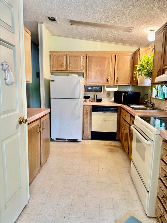 For Sale: $159,000 (2 beds, 2 baths, 1329 Square Feet)