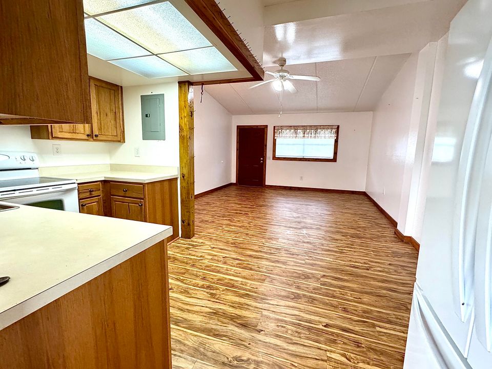 For Sale: $285,000 (3 beds, 2 baths, 1672 Square Feet)