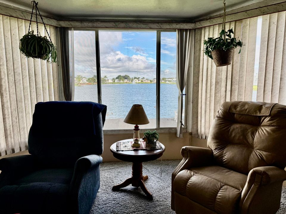 For Sale: $159,000 (2 beds, 2 baths, 1329 Square Feet)