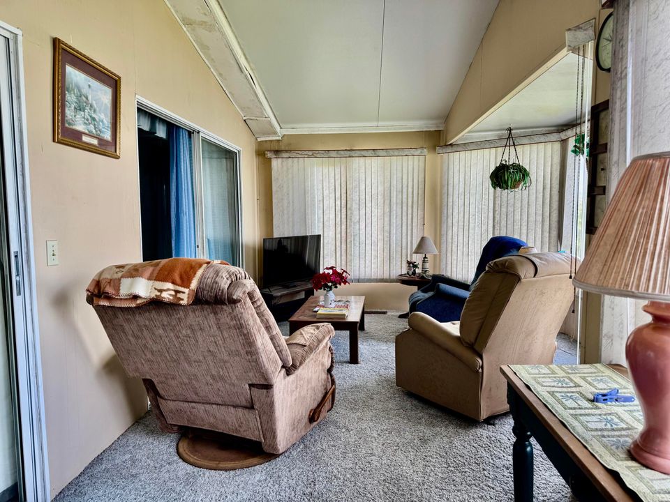 For Sale: $159,000 (2 beds, 2 baths, 1329 Square Feet)