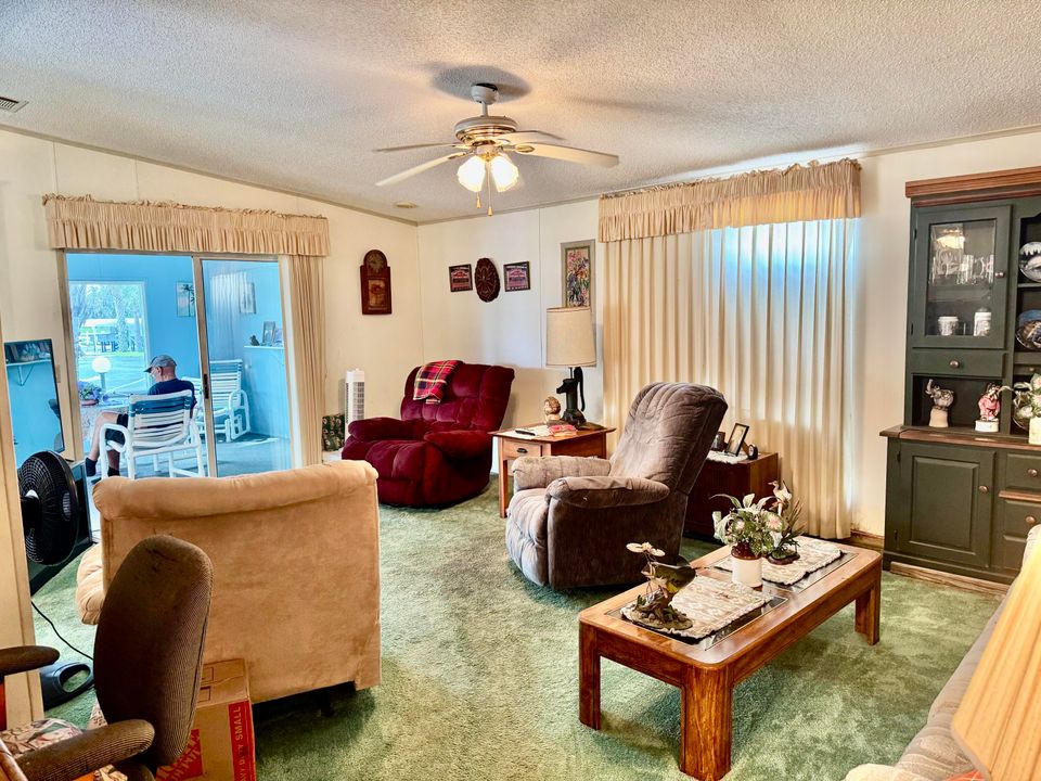 For Sale: $159,000 (2 beds, 2 baths, 1329 Square Feet)