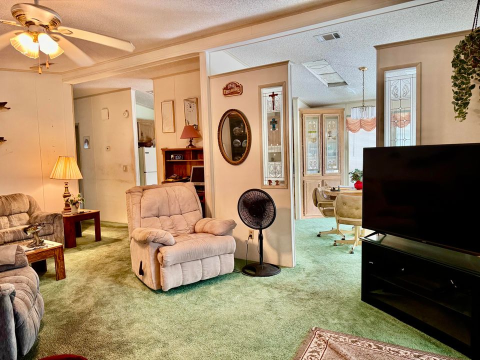 For Sale: $159,000 (2 beds, 2 baths, 1329 Square Feet)