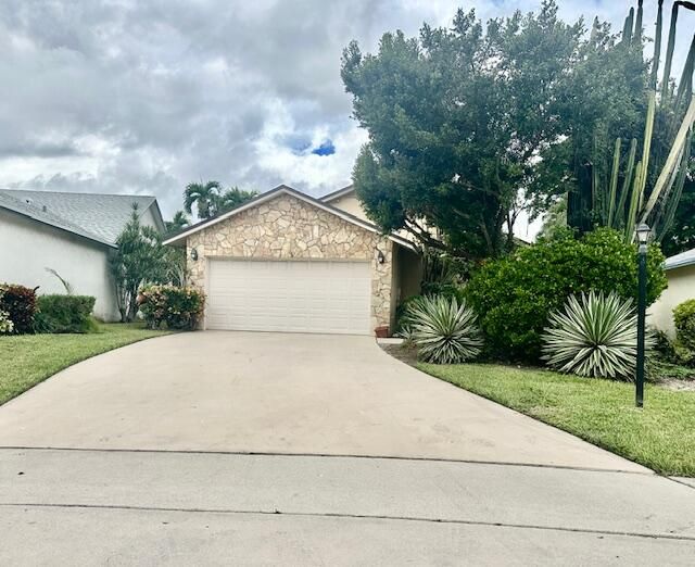 合同活跃: $3,300 (3 贝兹, 2 浴室, 1617 平方英尺)