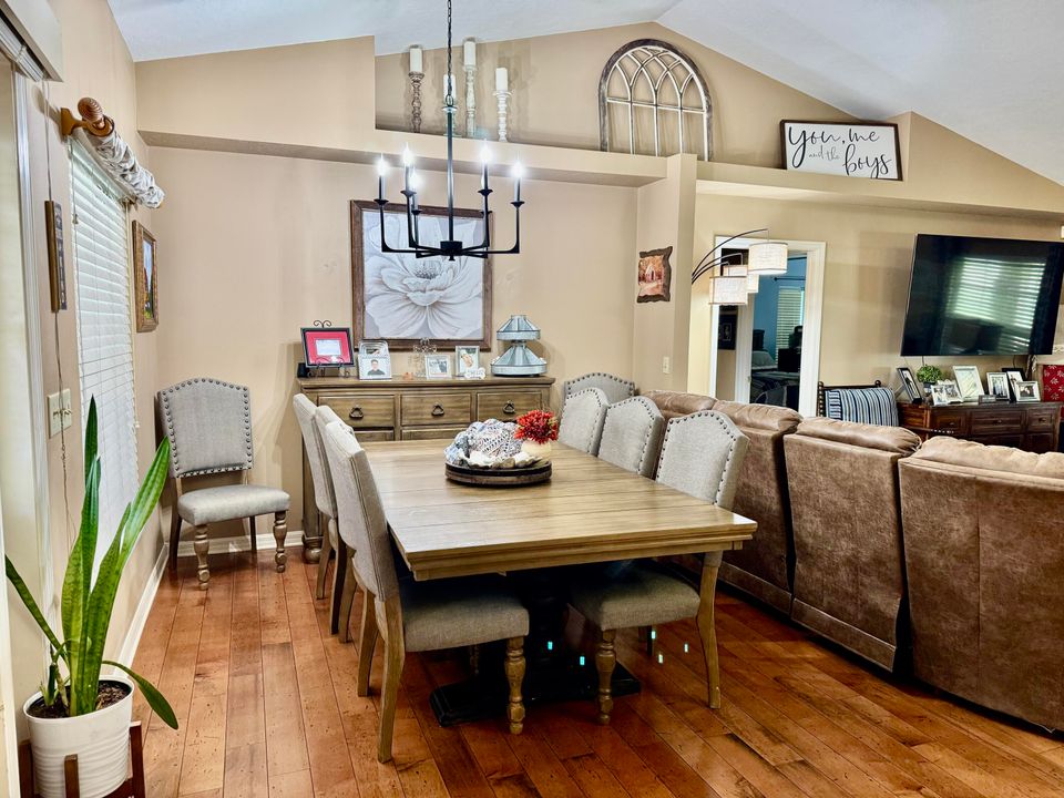 For Sale: $389,000 (3 beds, 2 baths, 1688 Square Feet)