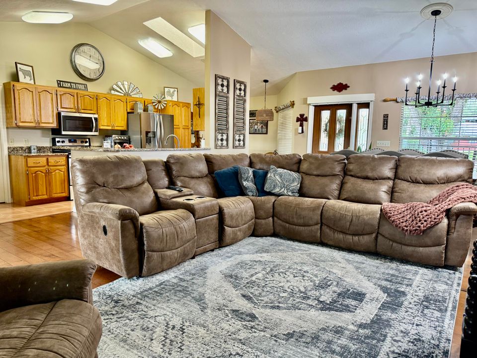 For Sale: $389,000 (3 beds, 2 baths, 1688 Square Feet)