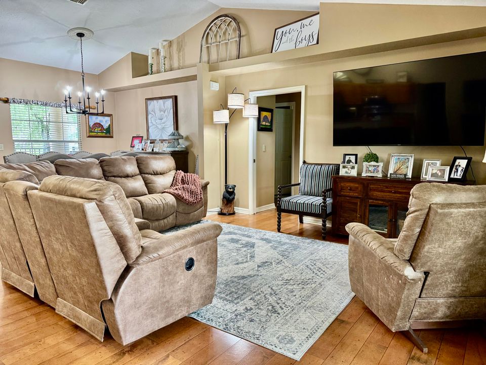 For Sale: $389,000 (3 beds, 2 baths, 1688 Square Feet)