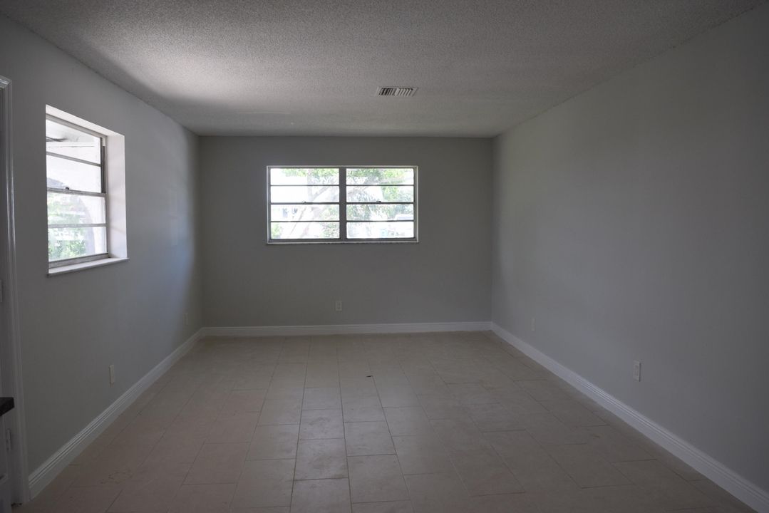 出租: $1,700 (2 贝兹, 1 浴室, 930 平方英尺)