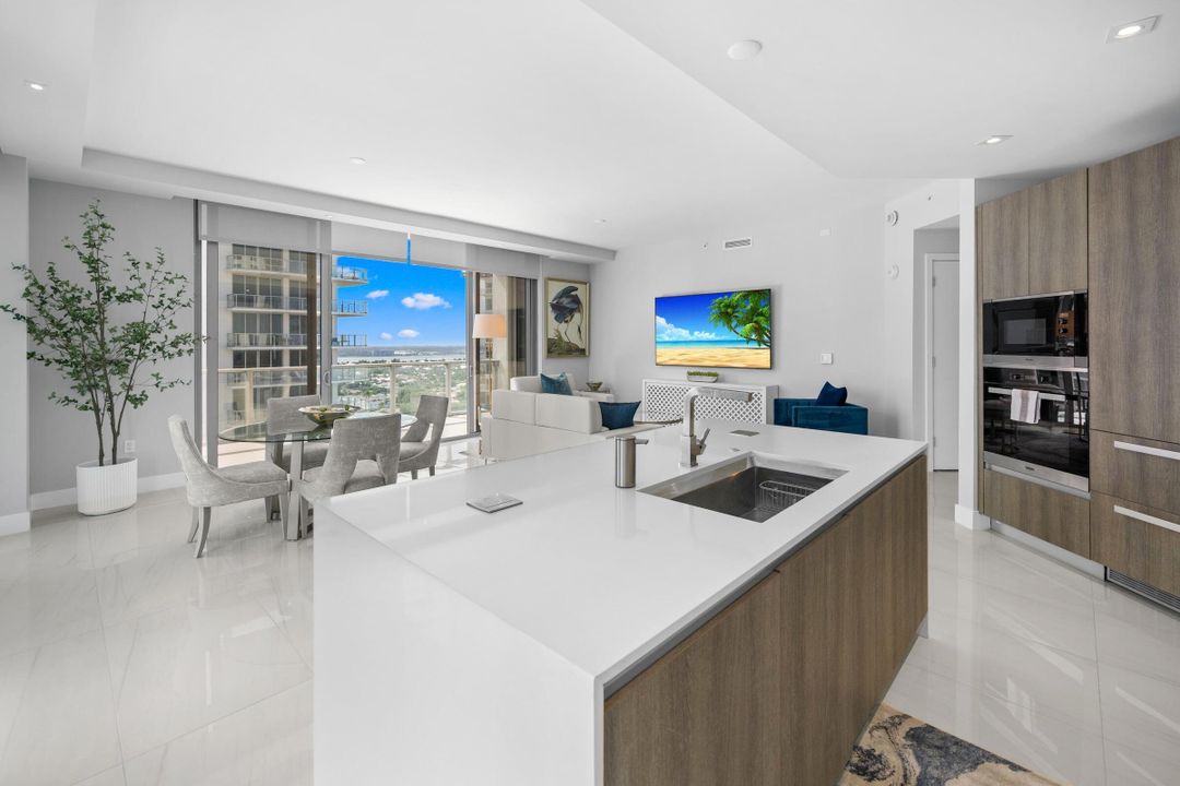 For Sale: $2,055,000 (2 beds, 2 baths, 1755 Square Feet)