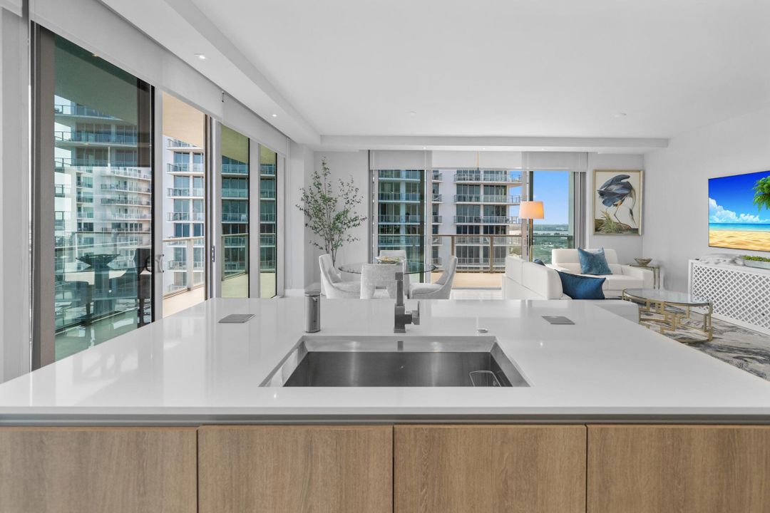For Sale: $2,055,000 (2 beds, 2 baths, 1755 Square Feet)