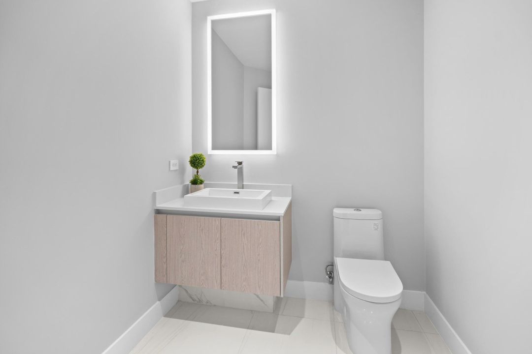 For Sale: $2,055,000 (2 beds, 2 baths, 1755 Square Feet)