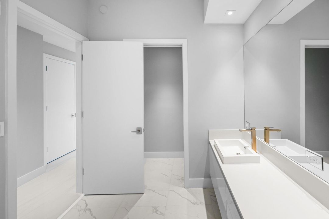 For Sale: $2,055,000 (2 beds, 2 baths, 1755 Square Feet)