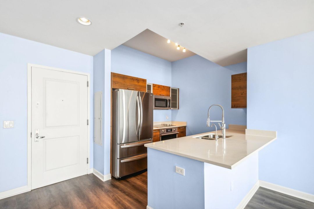 Active With Contract: $3,200 (2 beds, 2 baths, 1045 Square Feet)