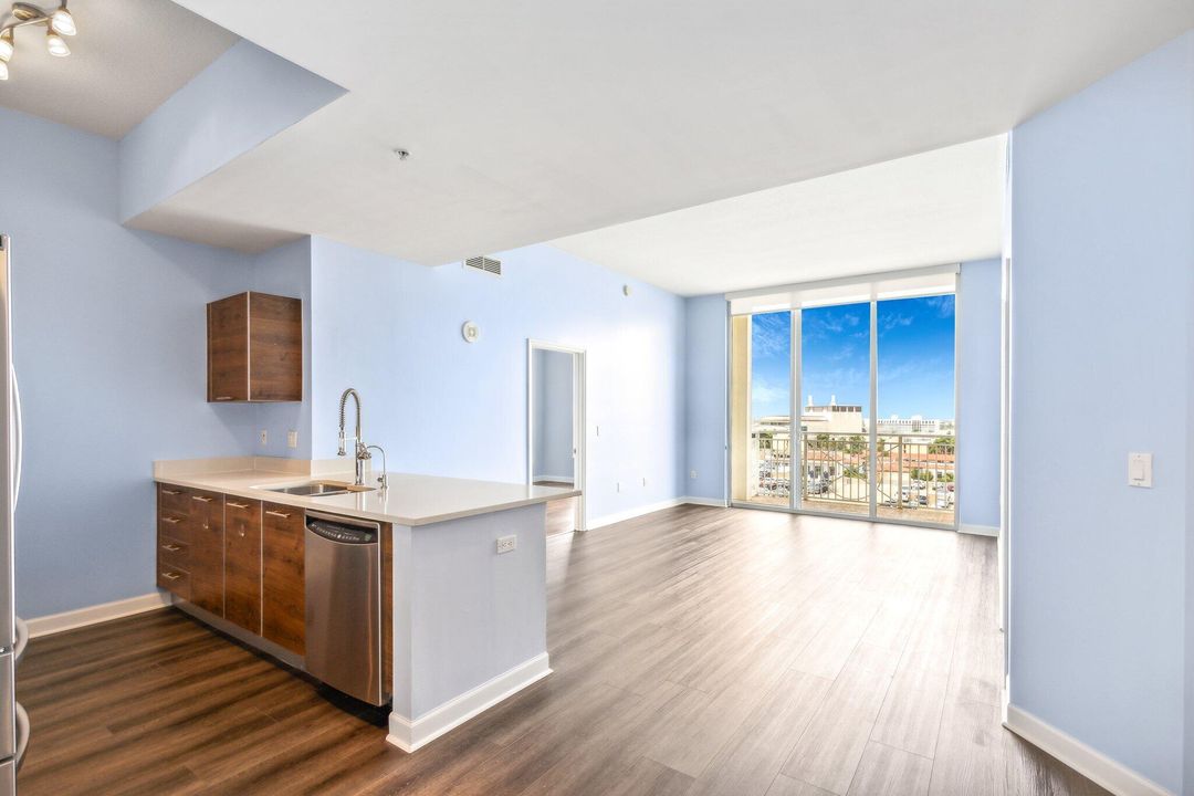 Active With Contract: $3,200 (2 beds, 2 baths, 1045 Square Feet)