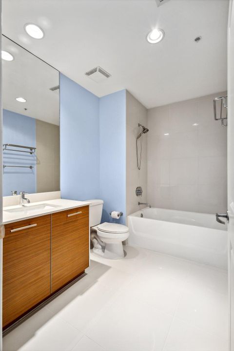 Active With Contract: $3,200 (2 beds, 2 baths, 1045 Square Feet)