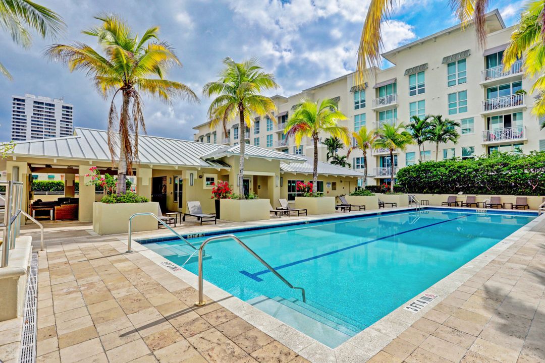 Active With Contract: $3,200 (2 beds, 2 baths, 1045 Square Feet)