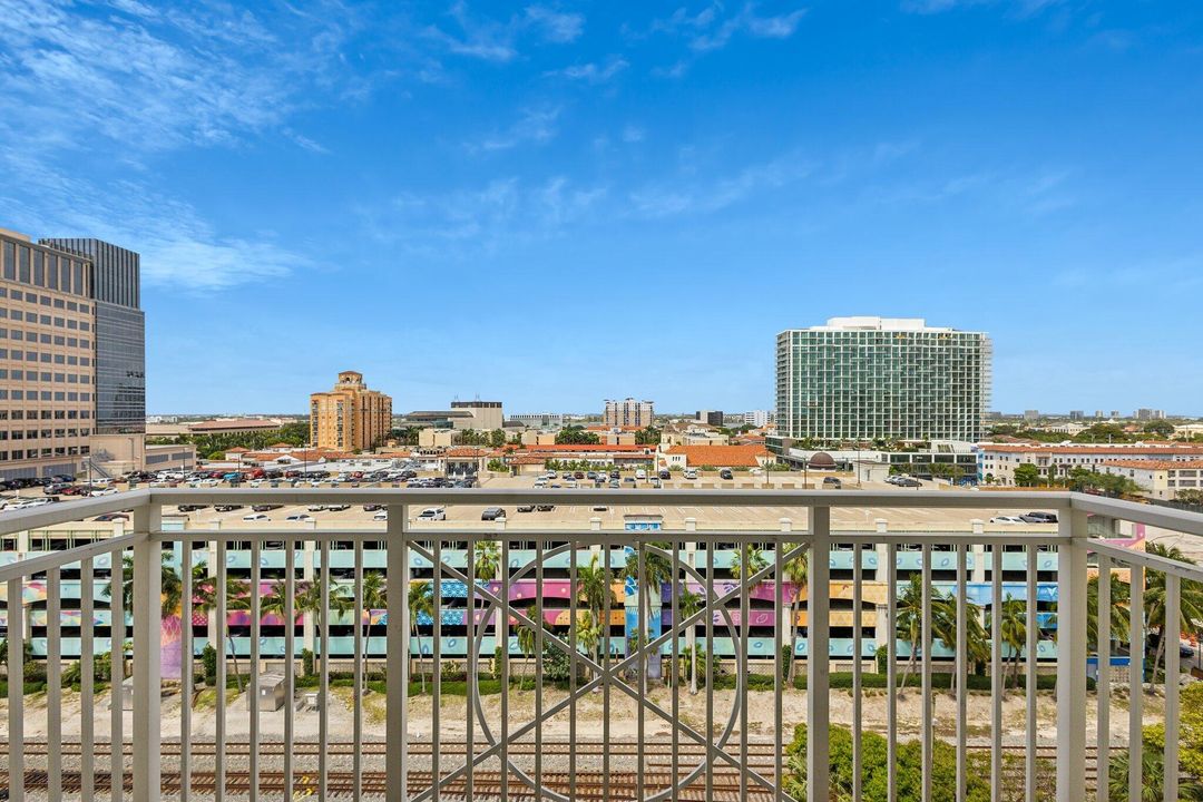 Active With Contract: $3,200 (2 beds, 2 baths, 1045 Square Feet)