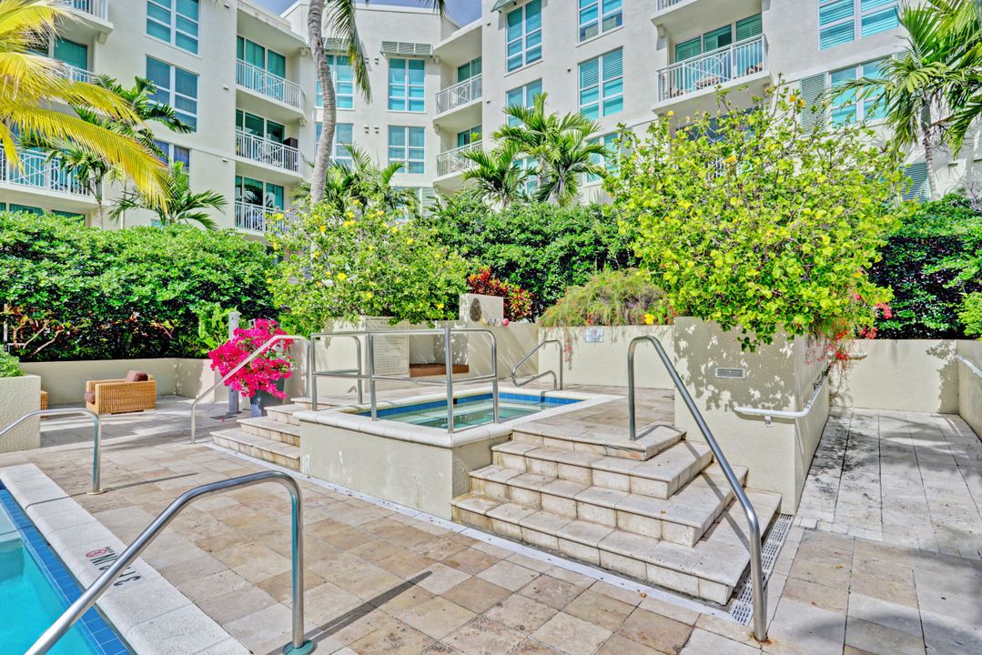 Active With Contract: $3,200 (2 beds, 2 baths, 1045 Square Feet)