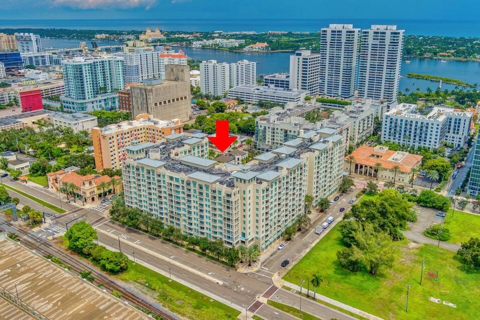 Active With Contract: $3,200 (2 beds, 2 baths, 1045 Square Feet)