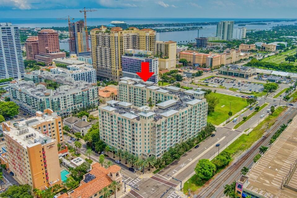 Active With Contract: $3,200 (2 beds, 2 baths, 1045 Square Feet)