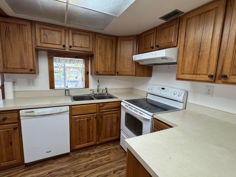 For Sale: $285,000 (3 beds, 2 baths, 1672 Square Feet)