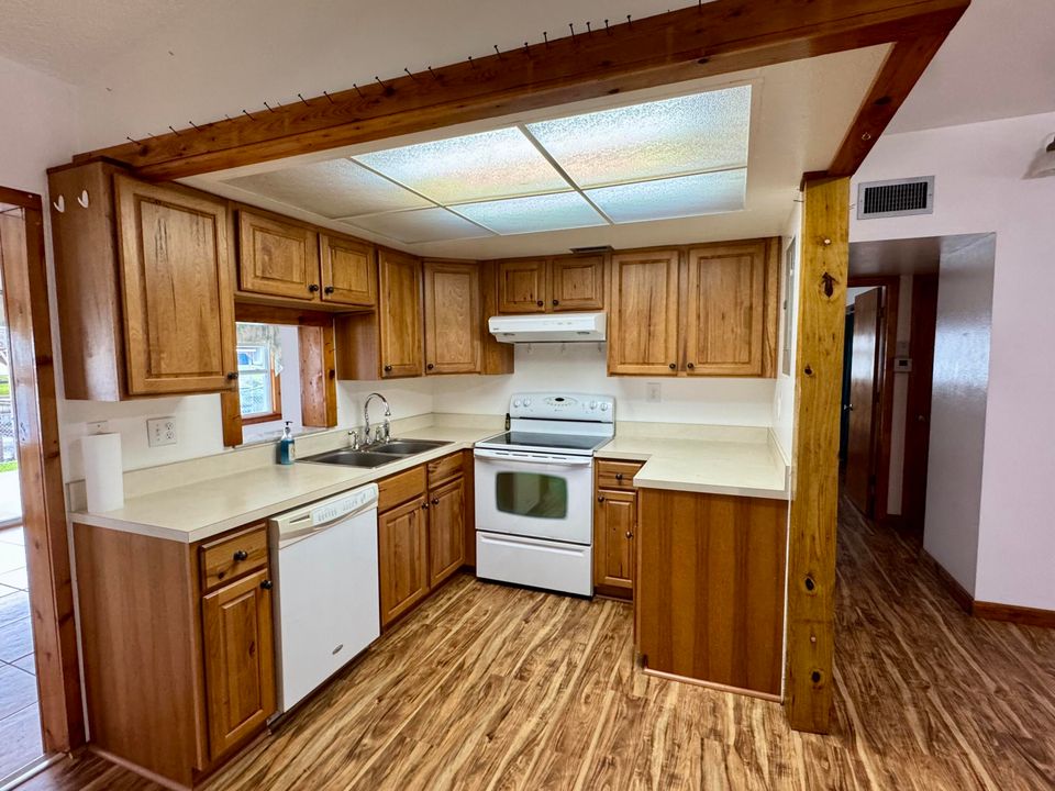 For Sale: $285,000 (3 beds, 2 baths, 1672 Square Feet)