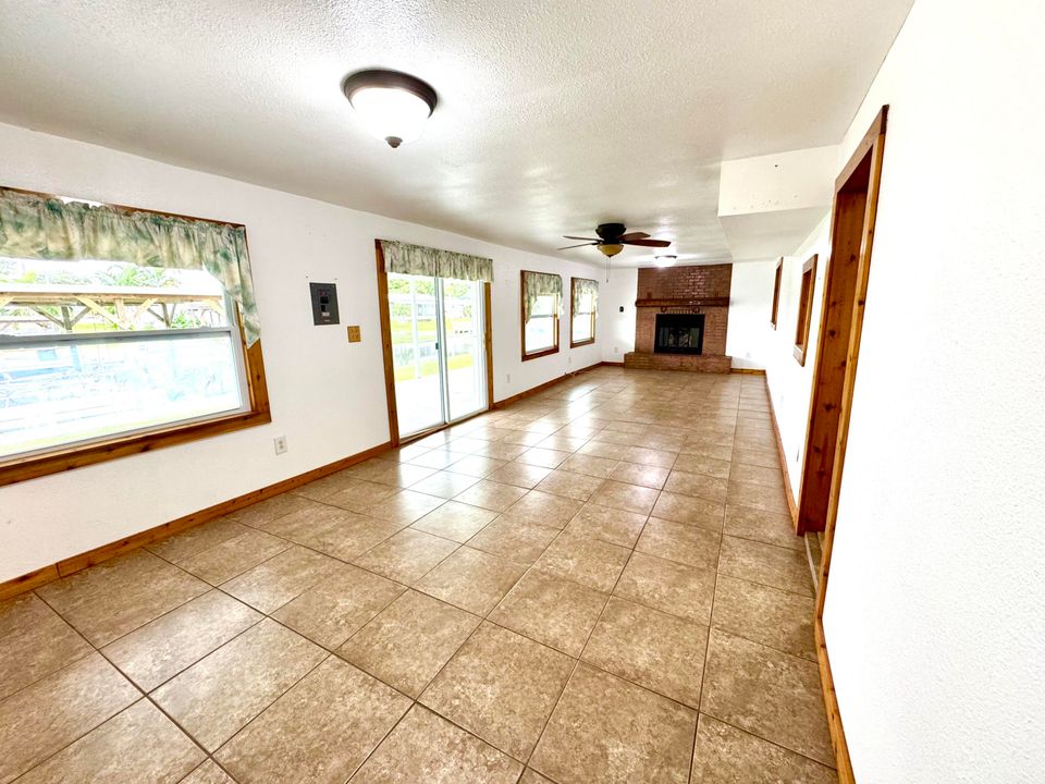 For Sale: $285,000 (3 beds, 2 baths, 1672 Square Feet)