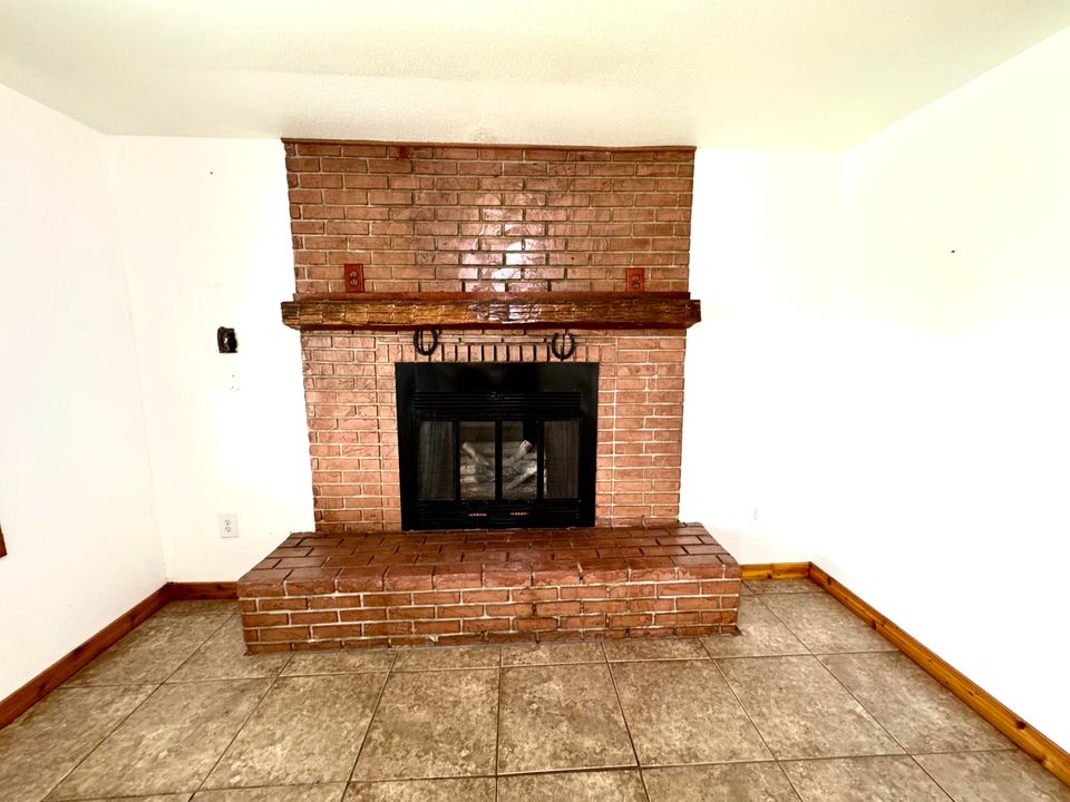 For Sale: $285,000 (3 beds, 2 baths, 1672 Square Feet)